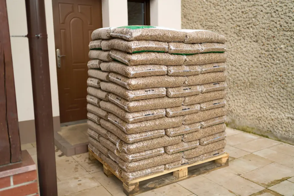 Paleta pelletu w workach przed domem